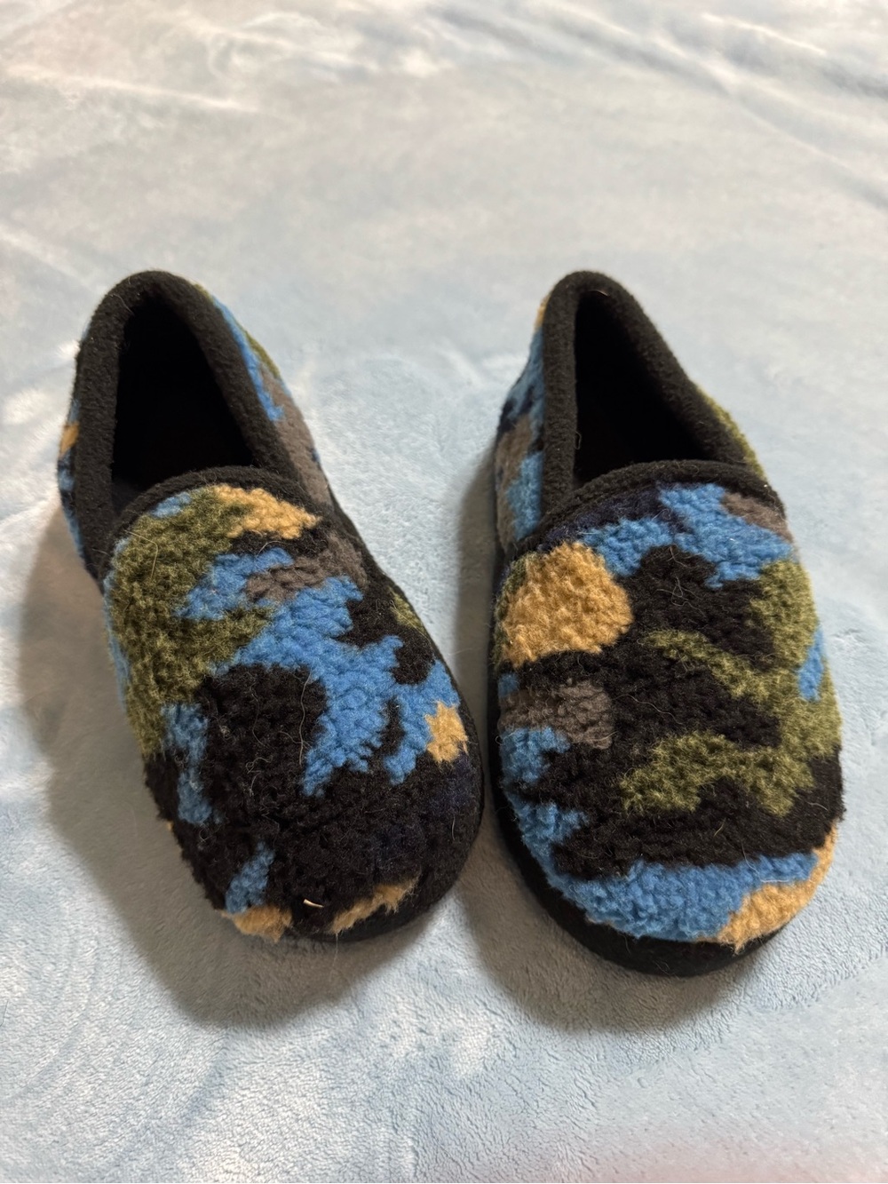 Kids Fuzzy Camouflage Slip-On Slippers — Blue/Green